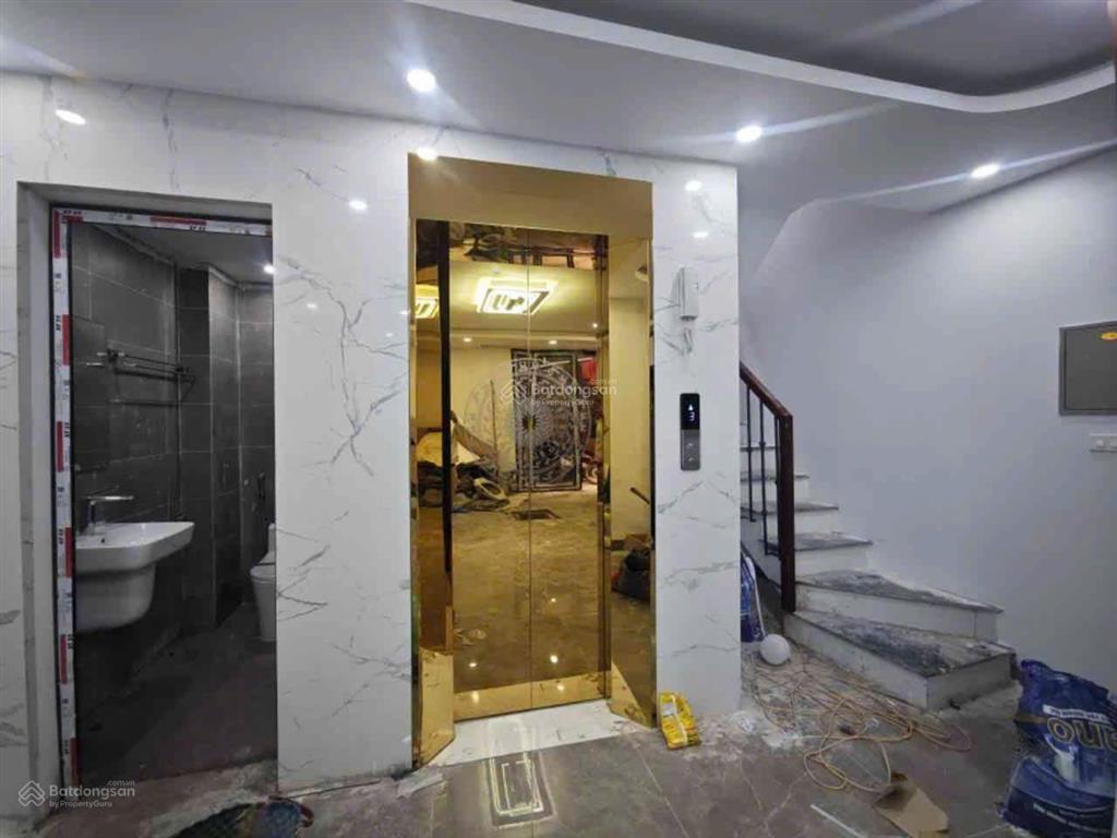 Phố cầu giấy, phân lô ô tô tránh 39m nhà mới kính koong 7 tầng thang máy thoáng trước sau