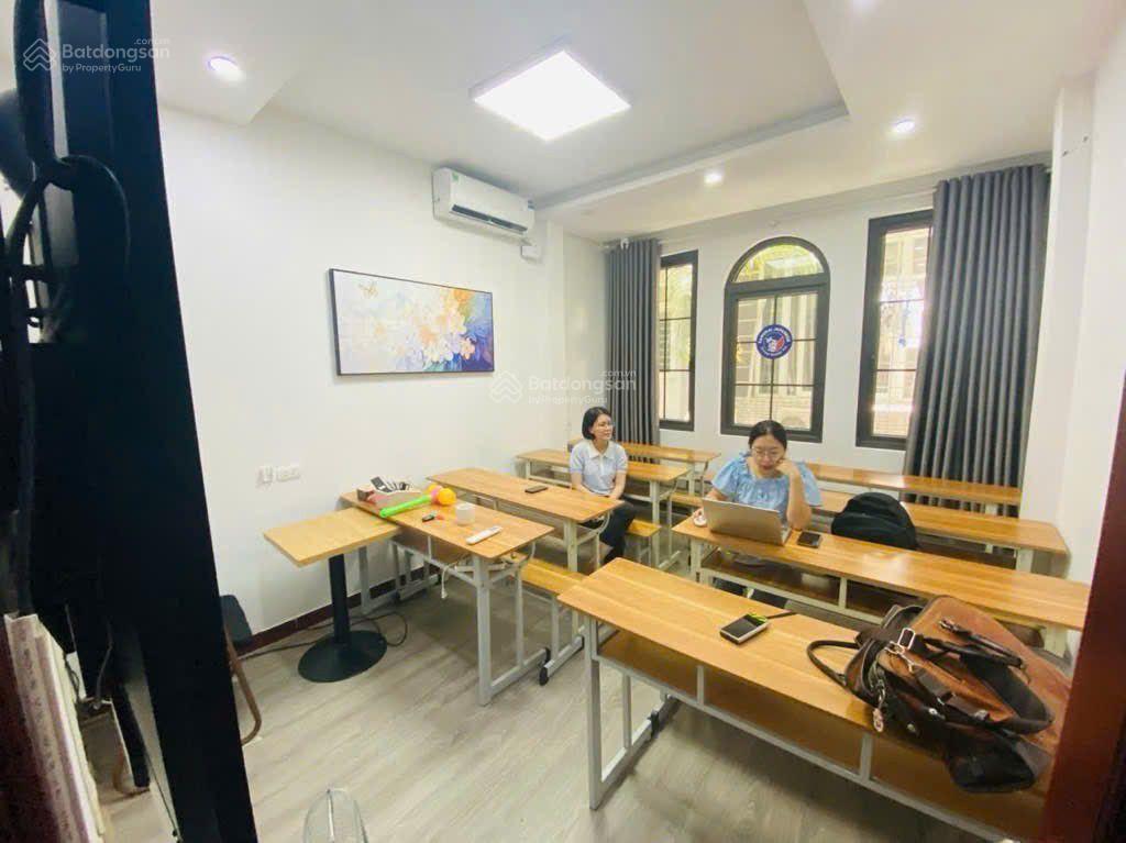 Giảm 1 tỷ phố trần quốc hoàn  40m2  5 tầng  đường rộng trước nhà 5m  phân lô  ô tô chạy quanh