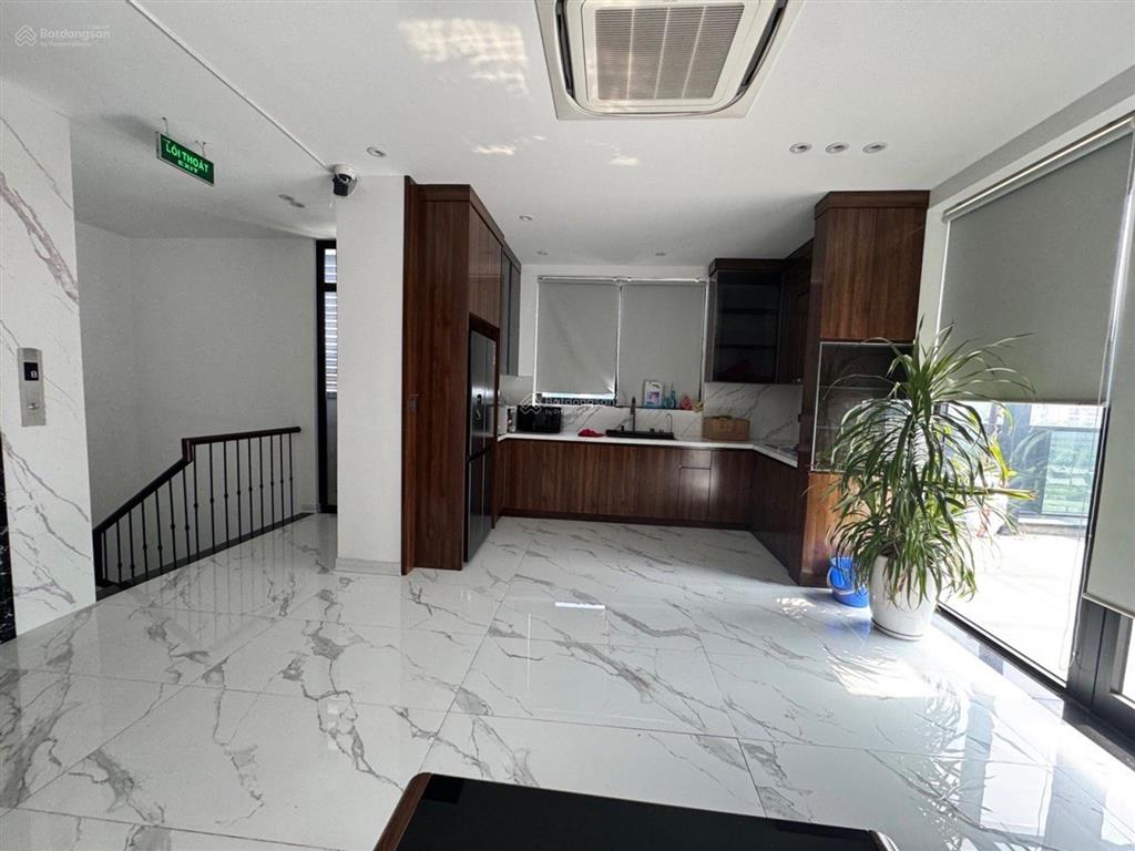 Mặt phố trần vỹ 75m2  view hồ tòa nhà 8 tầng có hầm thông sàn vị trí đẹp kinh doanh đỉnh