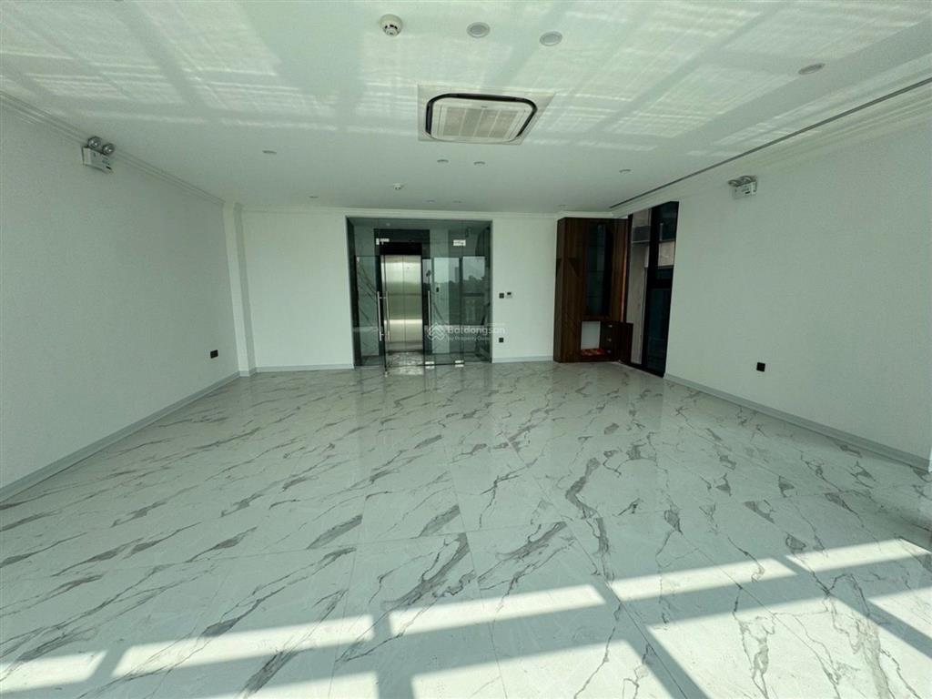 Mặt phố trần vỹ 75m2  view hồ tòa nhà 8 tầng có hầm thông sàn vị trí đẹp kinh doanh đỉnh