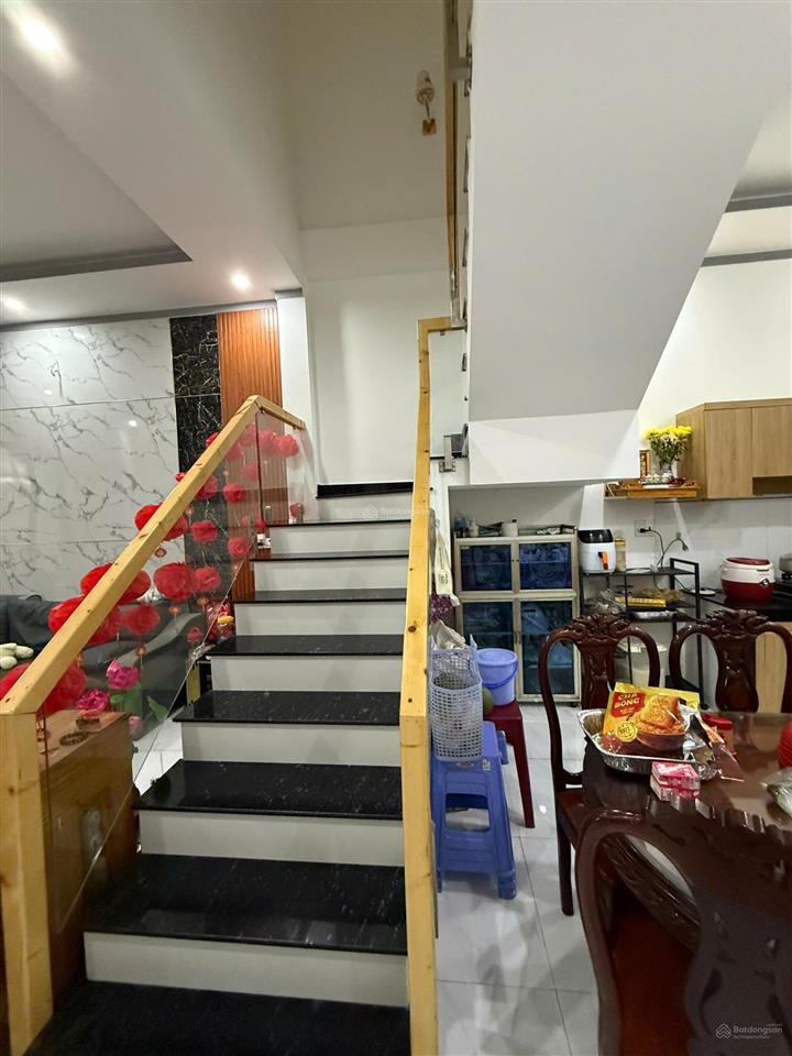 Gia đình về quê bán lại căn tân cổ điển 2 lầu mới ở 1 nămngay khu dân cư bửu long. trả trước 700tr