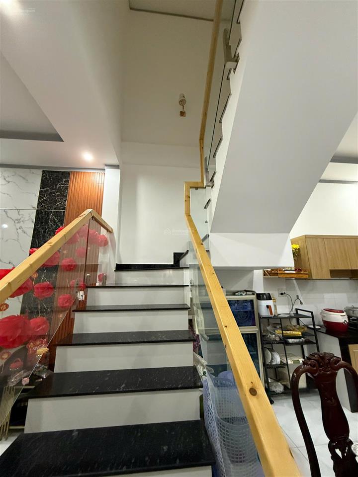 Gia đình về quê bán lại căn tân cổ điển 2 lầu mới ở 1 nămngay khu dân cư bửu long. trả trước 700tr