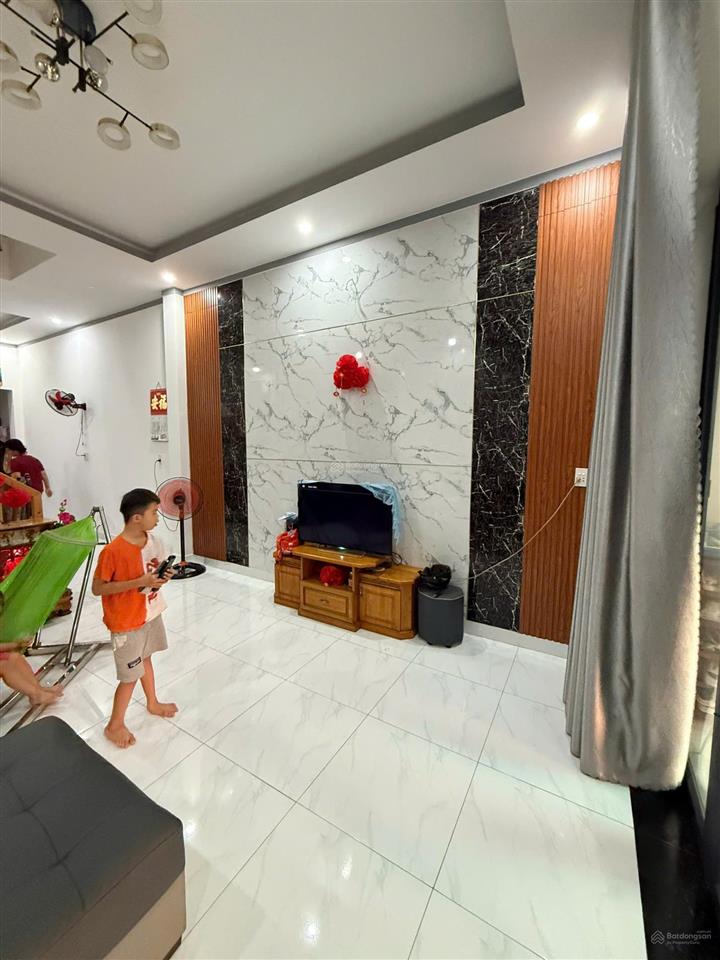Gia đình về quê bán lại căn tân cổ điển 2 lầu mới ở 1 nămngay khu dân cư bửu long. trả trước 700tr