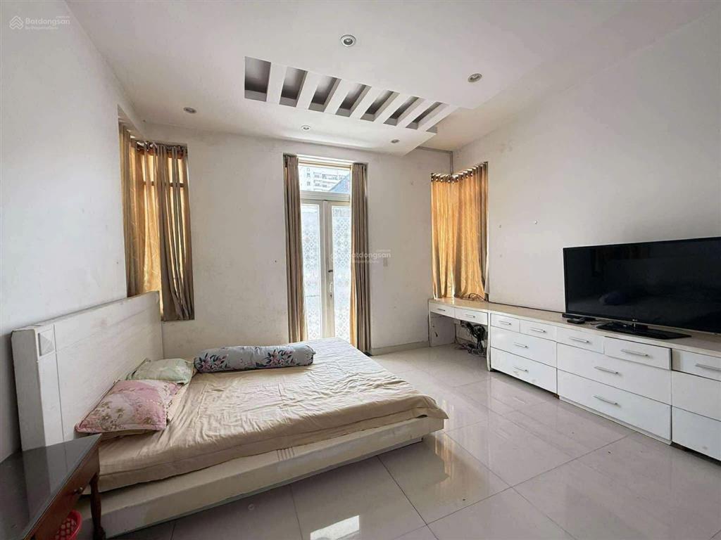 Hiếm ! biệt thự góc 3 mặt tiền, 3 tầng, 283m2(ngang 18m), thang máy. tặng full nội thất gỗ