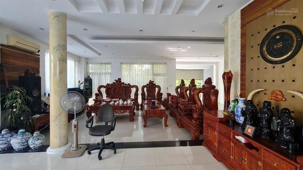 Hiếm ! biệt thự góc 3 mặt tiền, 3 tầng, 283m2(ngang 18m), thang máy. tặng full nội thất gỗ