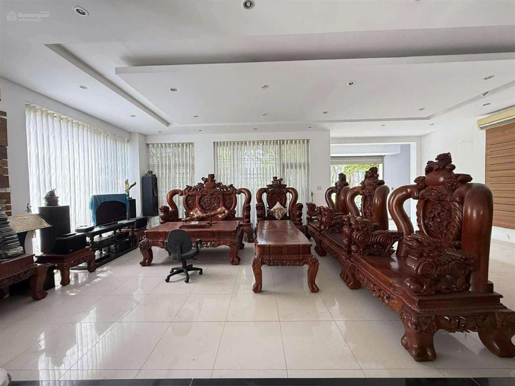 Hiếm ! biệt thự góc 3 mặt tiền, 3 tầng, 283m2(ngang 18m), thang máy. tặng full nội thất gỗ