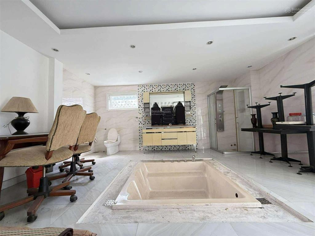 Hiếm ! biệt thự góc 3 mặt tiền, 3 tầng, 283m2(ngang 18m), thang máy. tặng full nội thất gỗ