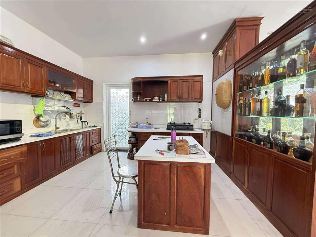 Hiếm ! biệt thự góc 3 mặt tiền, 3 tầng, 283m2(ngang 18m), thang máy. tặng full nội thất gỗ