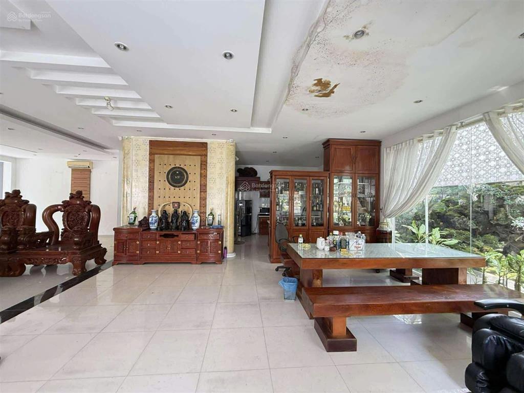 Hiếm ! biệt thự góc 3 mặt tiền, 3 tầng, 283m2(ngang 18m), thang máy. tặng full nội thất gỗ