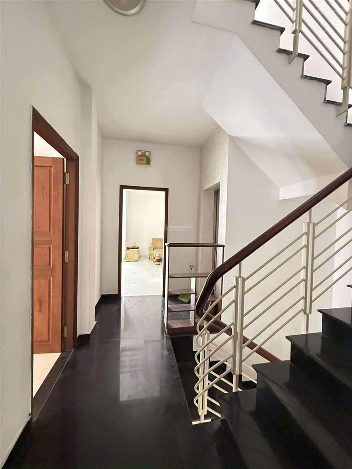 Hiếm ! biệt thự góc 3 mặt tiền, 3 tầng, 283m2(ngang 18m), thang máy. tặng full nội thất gỗ