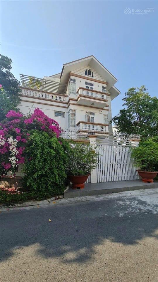 Hiếm ! biệt thự góc 3 mặt tiền, 3 tầng, 283m2(ngang 18m), thang máy. tặng full nội thất gỗ
