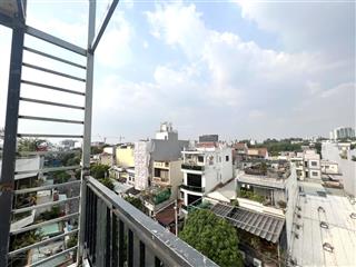 Phòng ban công ngay ngã tư thủ đức