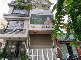 Cho thuê toà nhà 5 tầng, mặt tiền bến vân đồn, quận 4, 4,7x20m nở hậu 8,5m, có thang máy