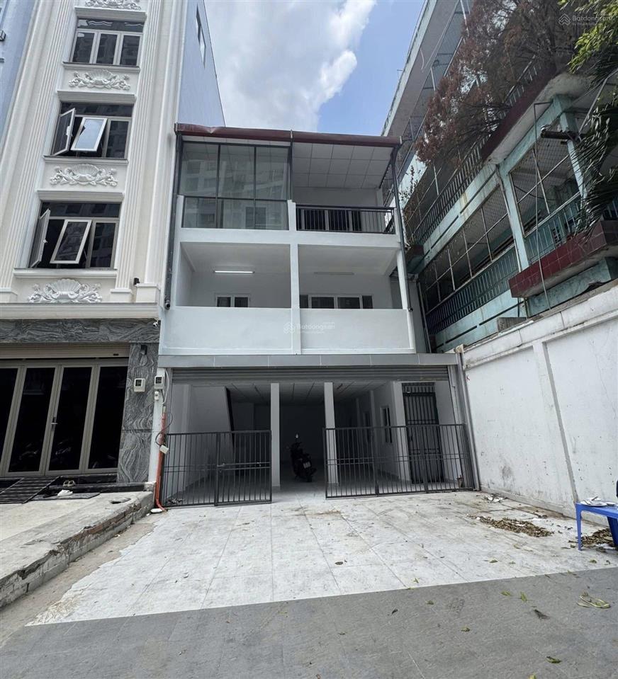 Cho thuê nhà mặt tiền 3 tầng nguyễn khoái, quận 4, kinh doanh ngay, 8x9m, sàn trống, 55 triệu/tháng