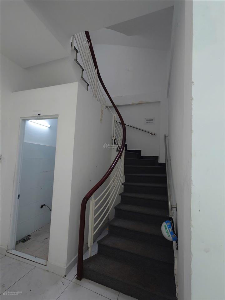 Cho thuê nhà 3 tầng  mặt tiền trần quốc thảo quận 3 , sử dụng  300m2 , kinh doanh ngay