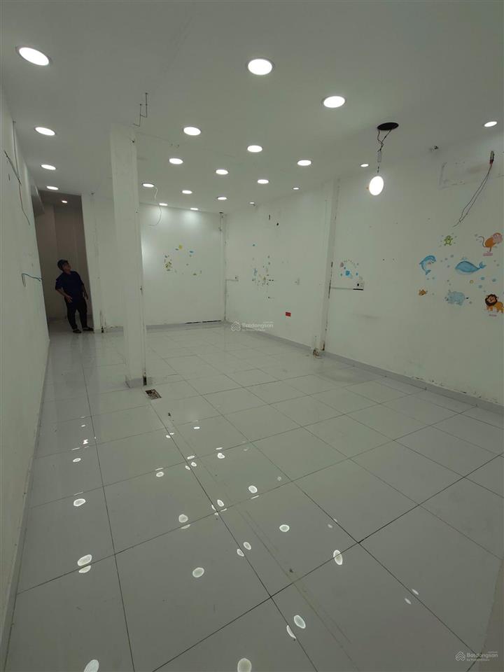 Cho thuê nhà 3 tầng  mặt tiền trần quốc thảo quận 3 , sử dụng  300m2 , kinh doanh ngay