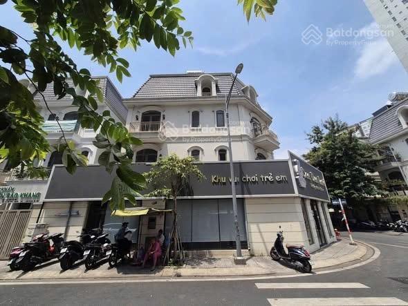 Cho thuê nhà 4 tầng, góc 2 mặt tiền phổ quang phú nhuận, sử dụng  350m2 khu biệt thự