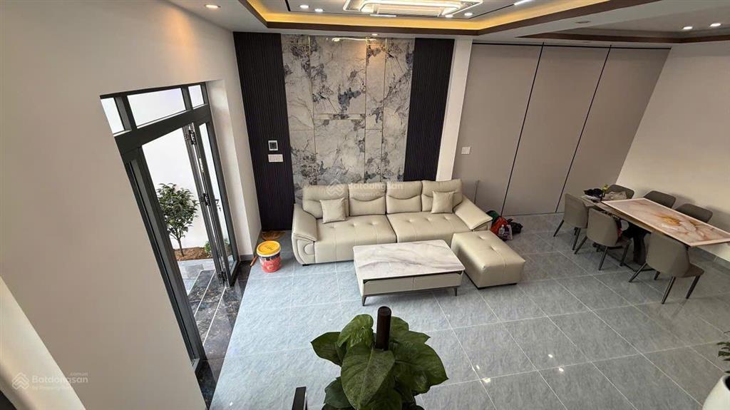 Bán nhà mới 2 tầng tt thị trấn diên khánh thiết kế hiện đại, ô tô đậu trong sân giá tốt chỉ 3,2 tỷ