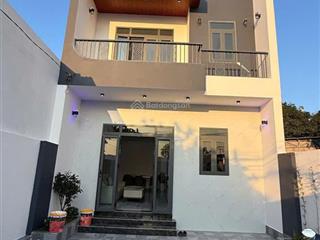 Bán nhà mới 2 tầng tt thị trấn diên khánh thiết kế hiện đại, ô tô đậu trong sân giá tốt chỉ 3,2 tỷ