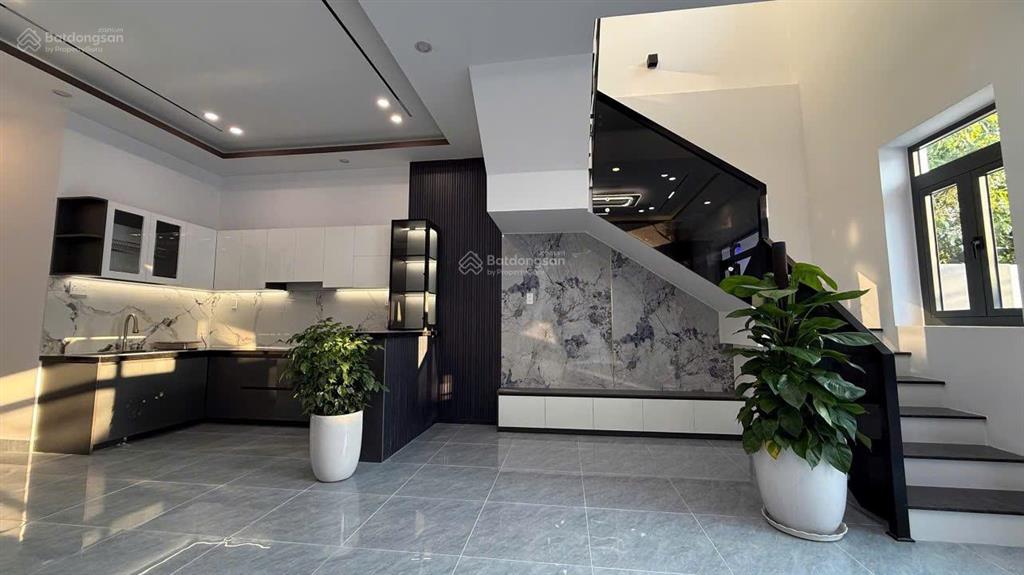 Bán nhà mới 2 tầng tt thị trấn diên khánh thiết kế hiện đại, ô tô đậu trong sân giá tốt chỉ 3,2 tỷ