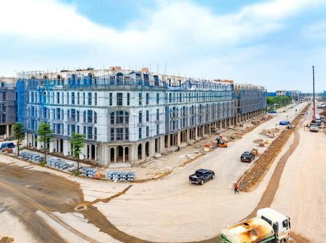 Hot! lô liền kề góc ngay mặt đường hoàng quốc việt kéo dài, kinh doanh đỉnh.  0914 576 ***
