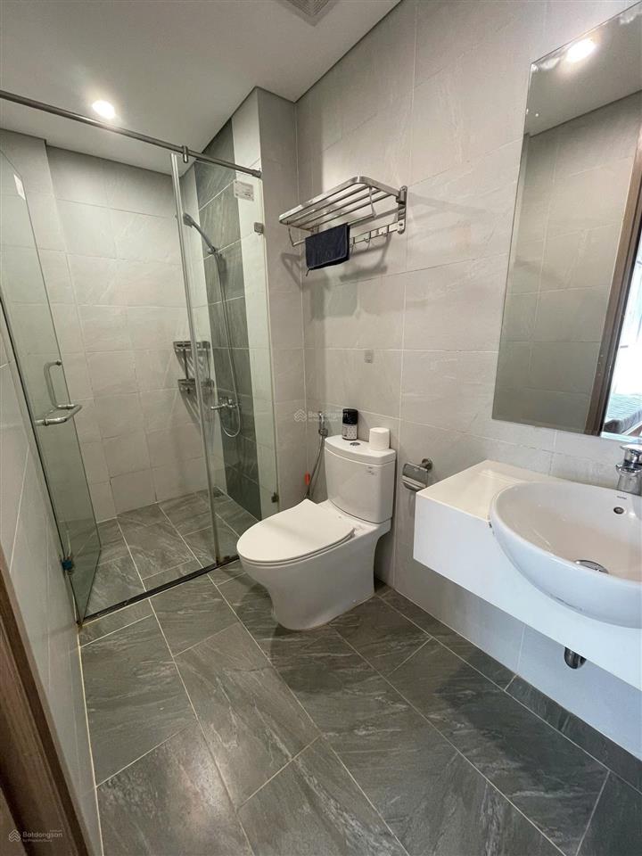 Chính chủ cho thuê căn hộ 2 ngủ + 1  64m2 tầng 24 full nội thất  vinhomes smart city