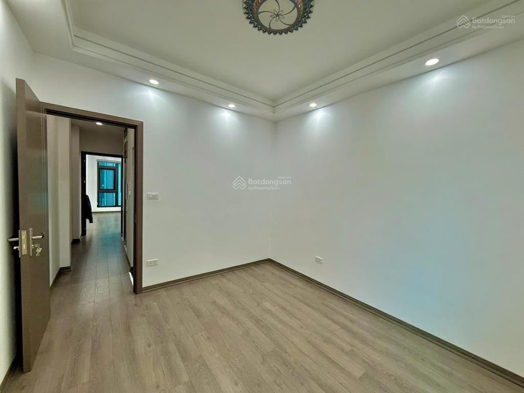 Hiếm  bán nhà phân lô đường láng  gần giao thông vận tải  43m  5 tầng  ô tô  thang máy