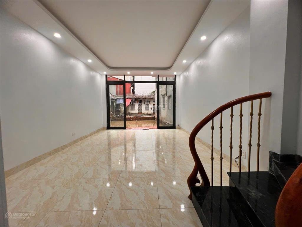 Hiếm  chỉ 10,6 tỷ  nhà đẹp  thang máy  gần phố  võ chí công  gần hoàng quốc việt  cầu giấy