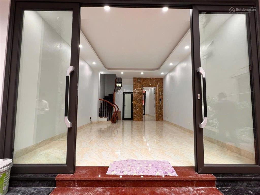 Hiếm  chỉ 10,6 tỷ  nhà đẹp  thang máy  gần phố  võ chí công  gần hoàng quốc việt  cầu giấy