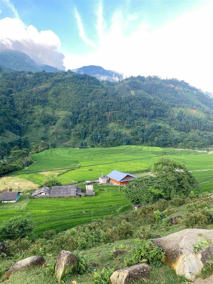Sapa 2100m2 có gần 300m2 thổ cư chỉ 2, x tỷ. vị trí ý linh hồ, cách trung tâm sapa ~3,5km
