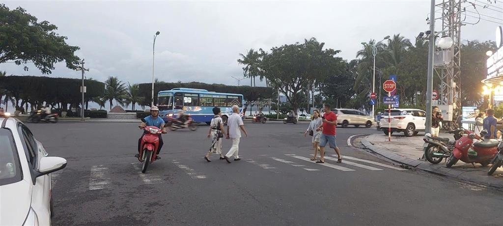 Cho thuê 400m2 sân thượng khách sạn lớn khu phố tây, nha trang