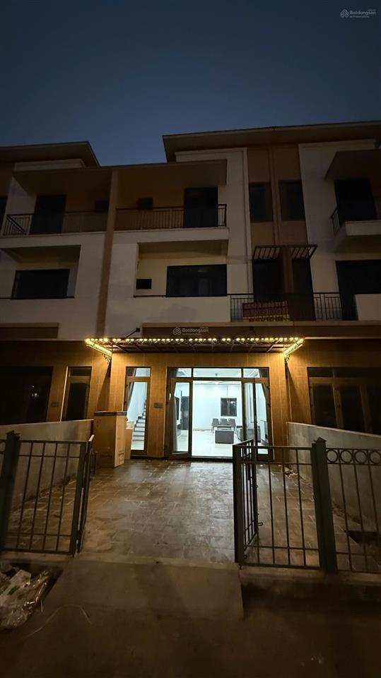 Chủ nhà ngộp  bán gấp siêu phẩm sh333 centa city ngay ngã 4 trung tâm  sẵn hđ thuê 540tr/3năm