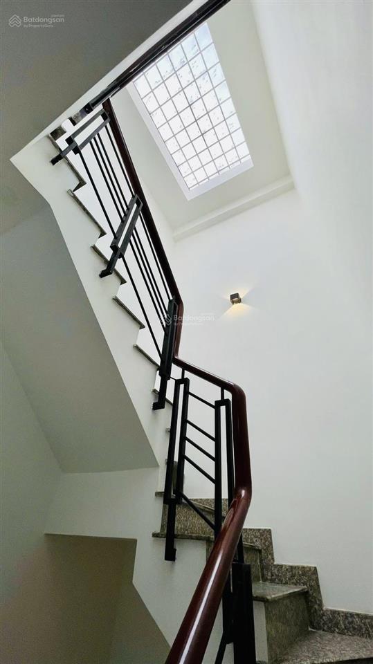 Bán nhà trần phú quận 5 39m2 ngang 3m6 5 tầng  hẻm 4m kế mặt tiền  8 tỷ x tl