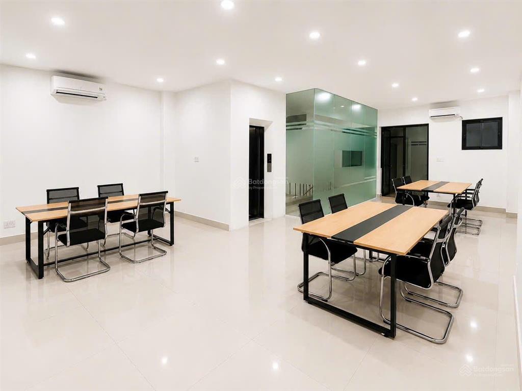 Cho thuê văn phòng full nội thất nguyên tầng trệt mặt tiền 120m2 (7x18) giá 17tr