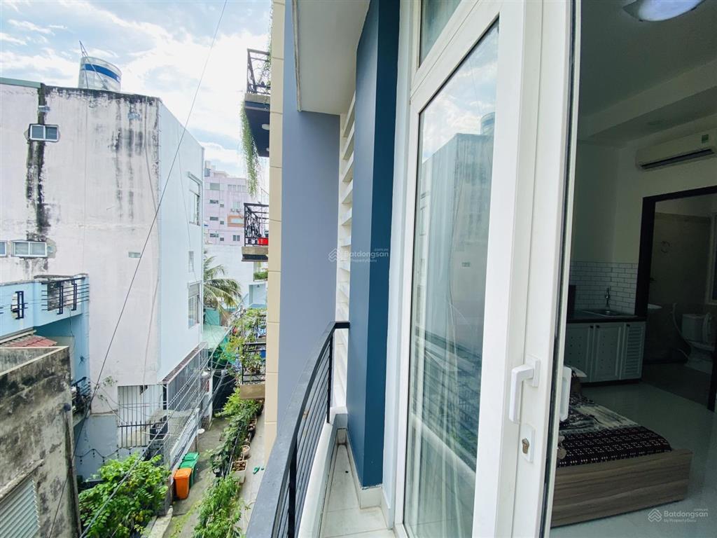 Phòng ban công ngay cạnh metro văn thánh landmark 81