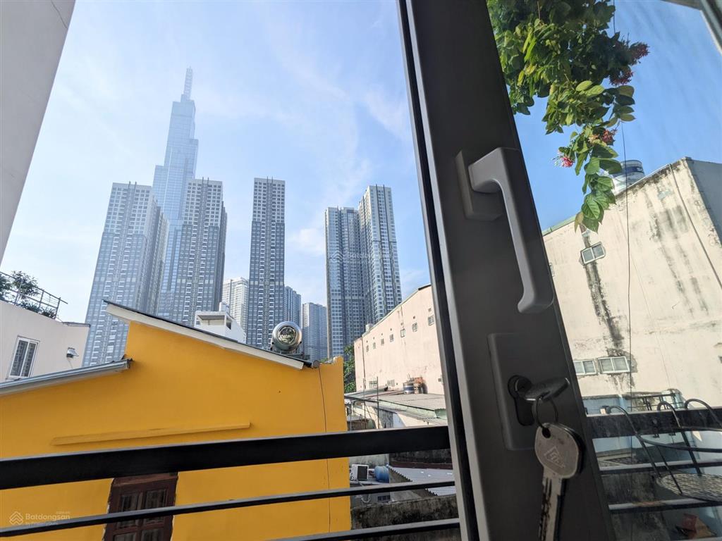 Phòng ban công ngay cạnh metro văn thánh landmark 81