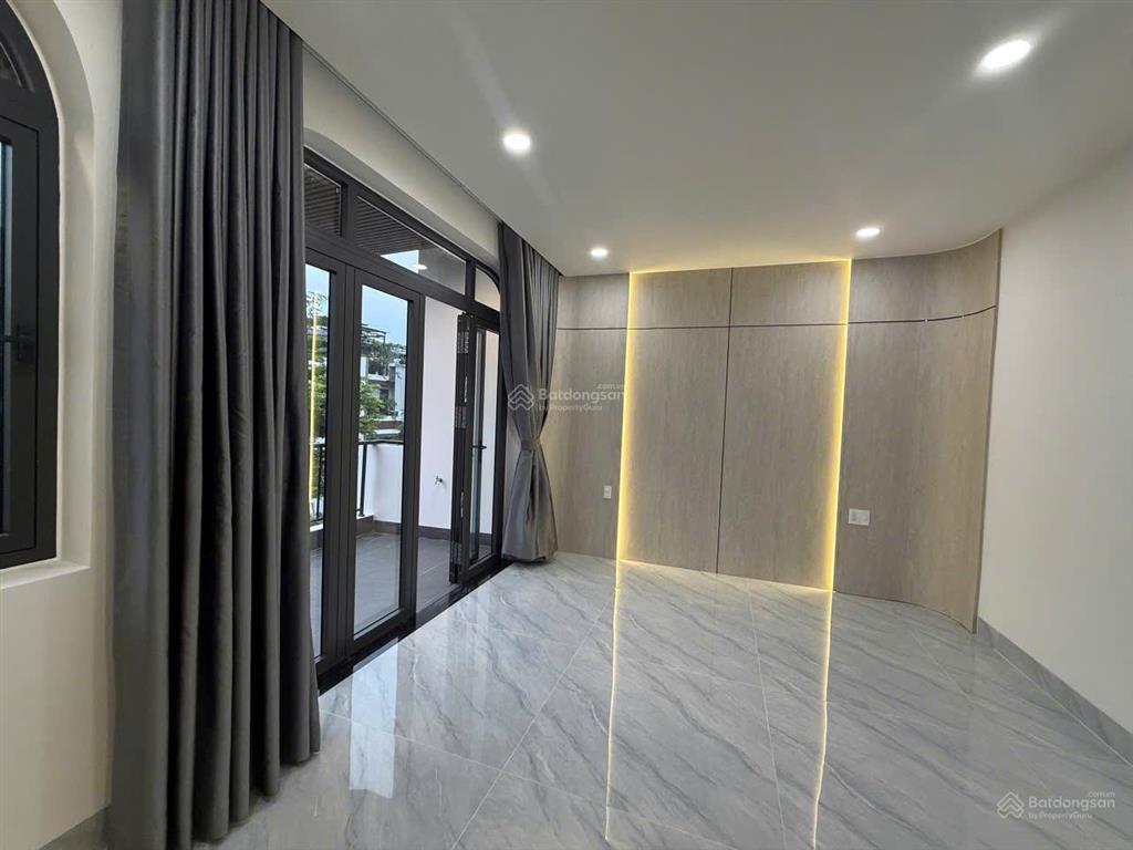 Bán nhà mỹ gia 3 tầng + tum, thang máy, đường 13m, gần sông giá 10,9 tỷ