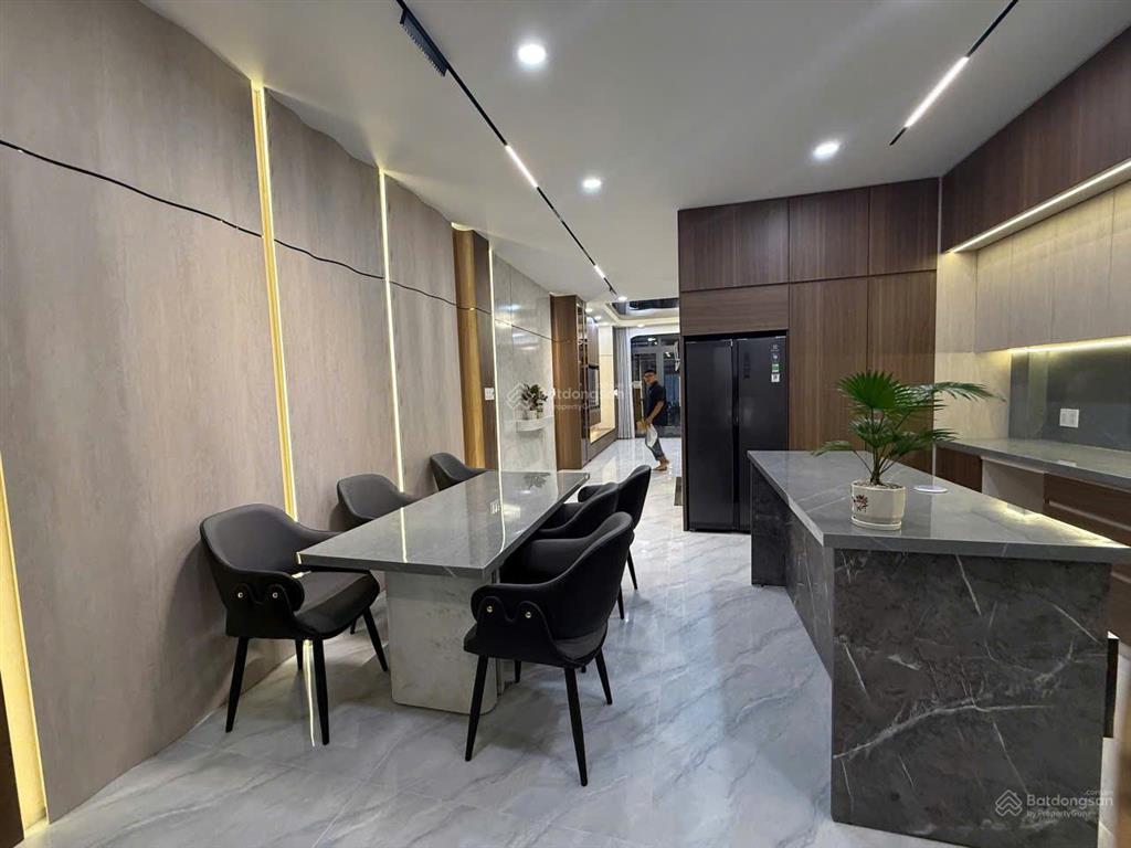 Bán nhà mỹ gia 3 tầng + tum, thang máy, đường 13m, gần sông giá 10,9 tỷ