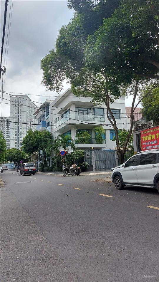 Góc 2 mặt tiền đường 672 ngay metro, chợ kiến thiết ubnd q9 cũ khu biệt thự dt 14*23