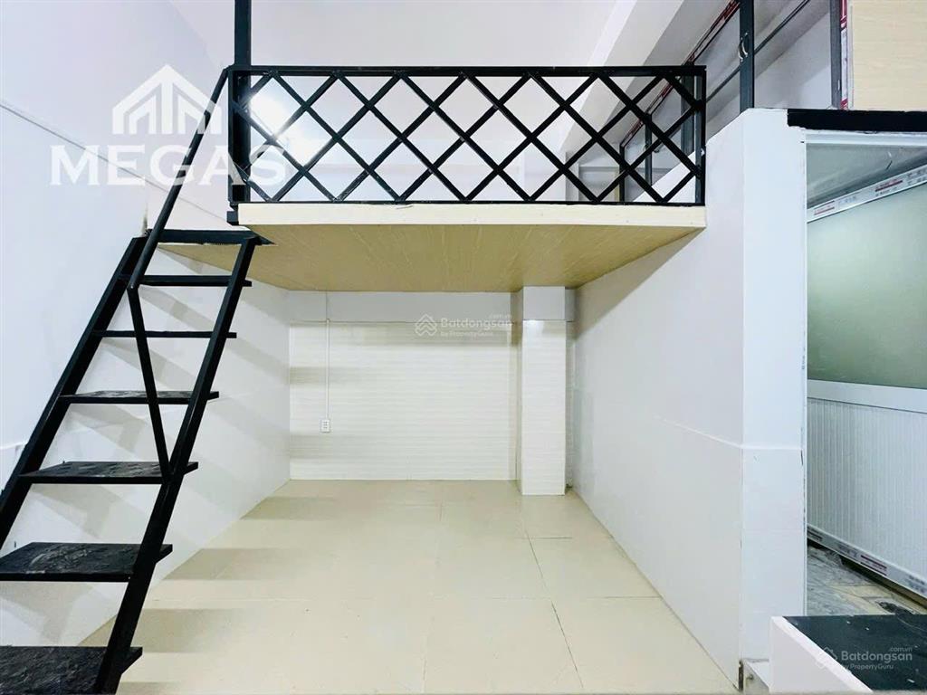 Phòng bancol có gác sẵn máy lạnh ngay cuối lê thúc hoạch  bình long