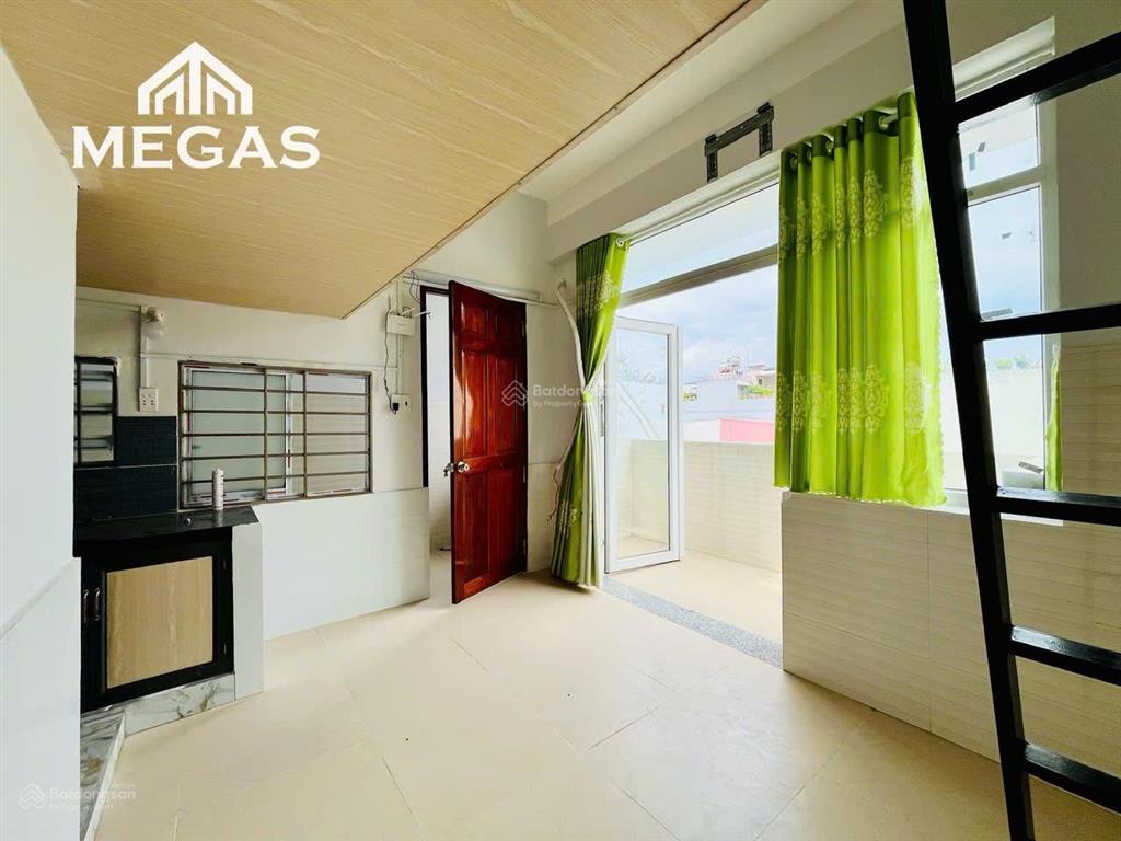 Phòng bancol có gác sẵn máy lạnh ngay cuối lê thúc hoạch  bình long