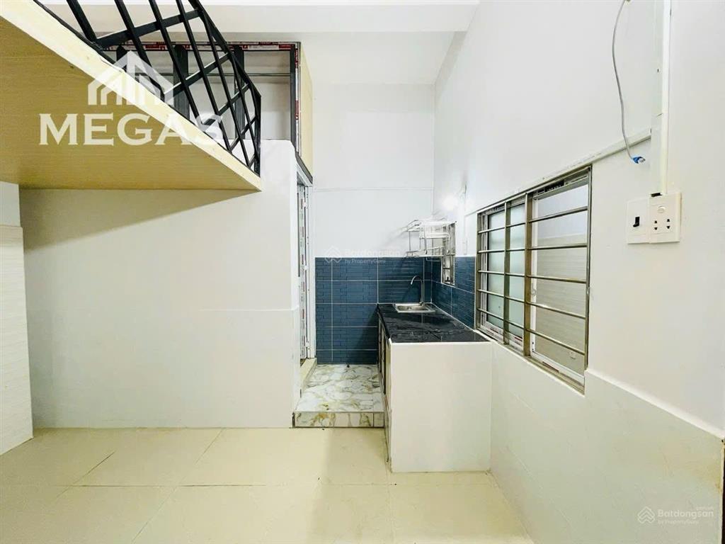 Phòng bancol có gác sẵn máy lạnh ngay cuối lê thúc hoạch  bình long