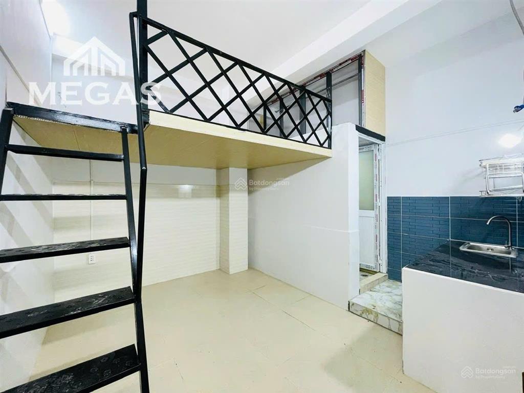 Phòng bancol có gác sẵn máy lạnh ngay cuối lê thúc hoạch  bình long