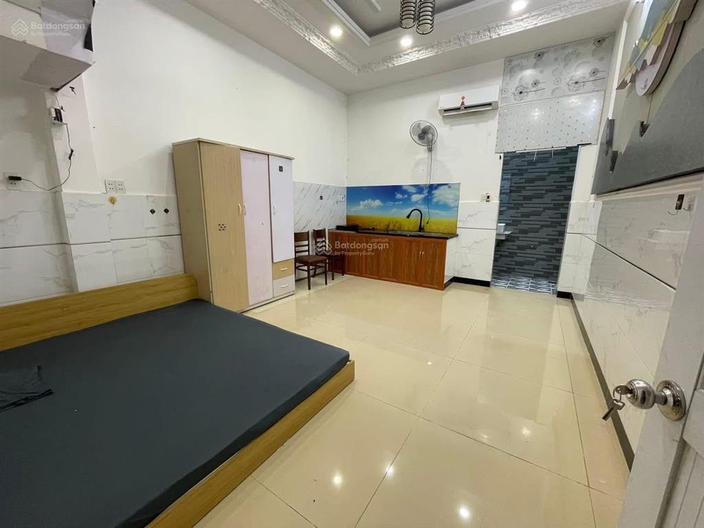 Trống phòng trệt rộng cho khách ở gia đình hoặc nhóm bạn nội thất như hình