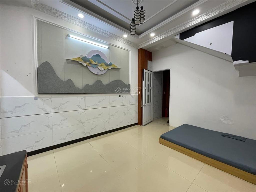 Trống phòng trệt rộng cho khách ở gia đình hoặc nhóm bạn nội thất như hình