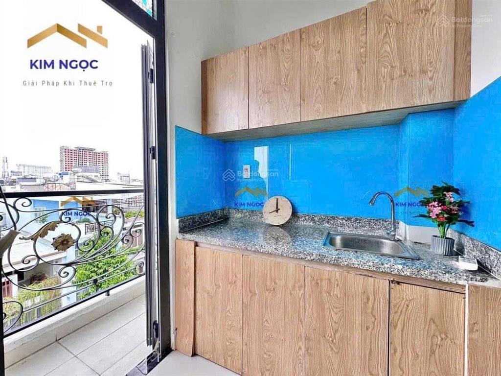 Phòng ban công có gác siêu thoáng nằm ngay thoại ngọc hầu kế bên đại học văn hiến