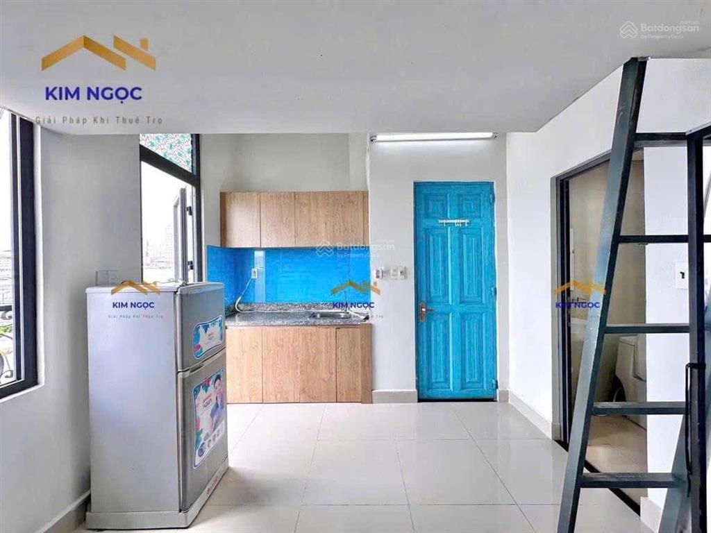 Phòng ban công có gác siêu thoáng nằm ngay thoại ngọc hầu kế bên đại học văn hiến