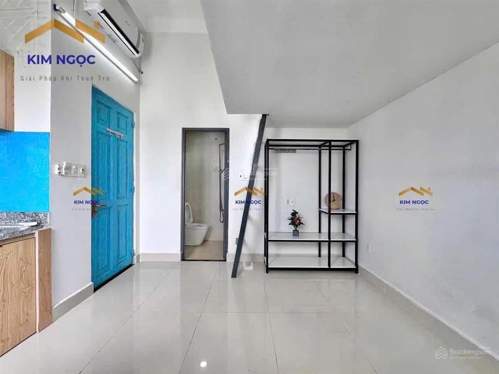 Phòng ban công có gác siêu thoáng nằm ngay thoại ngọc hầu kế bên đại học văn hiến