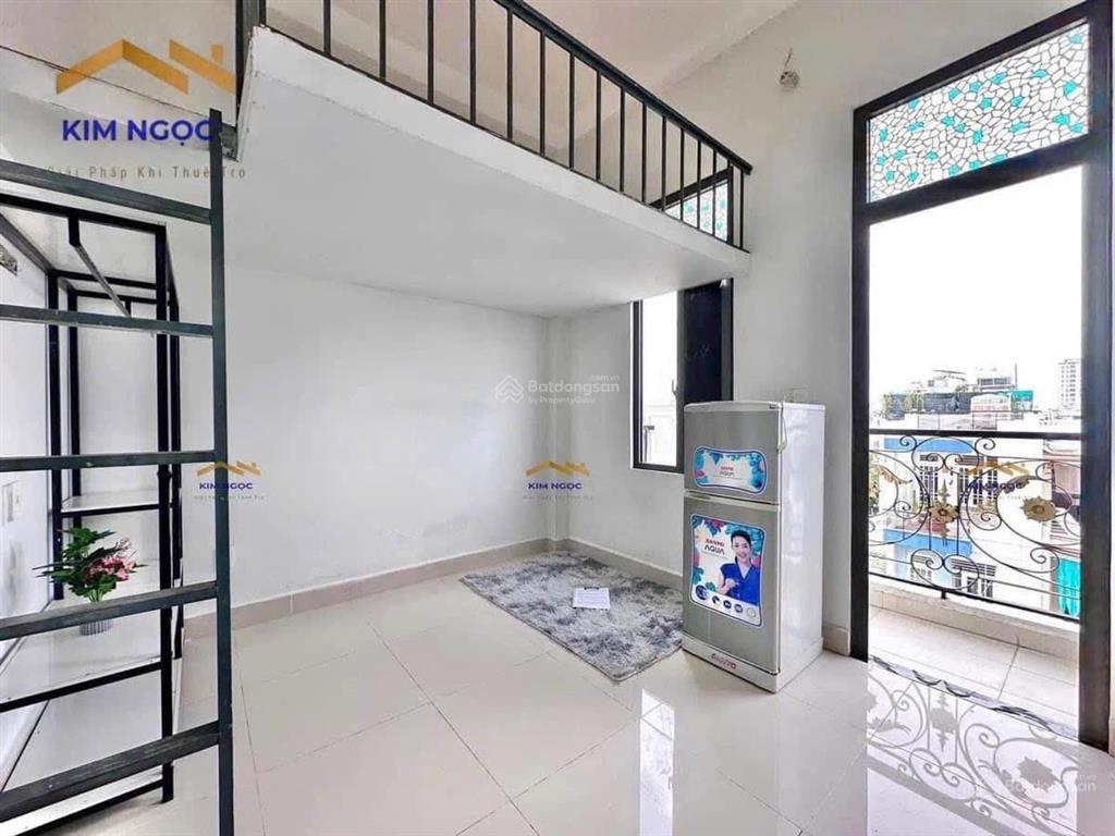 Phòng ban công có gác siêu thoáng nằm ngay thoại ngọc hầu kế bên đại học văn hiến