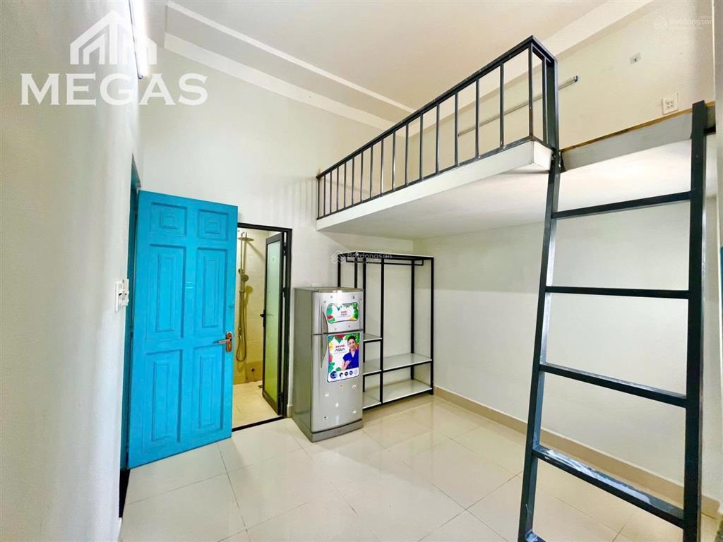 Phòng ban công có gác siêu thoáng nằm ngay thoại ngọc hầu kế bên đại học văn hiến